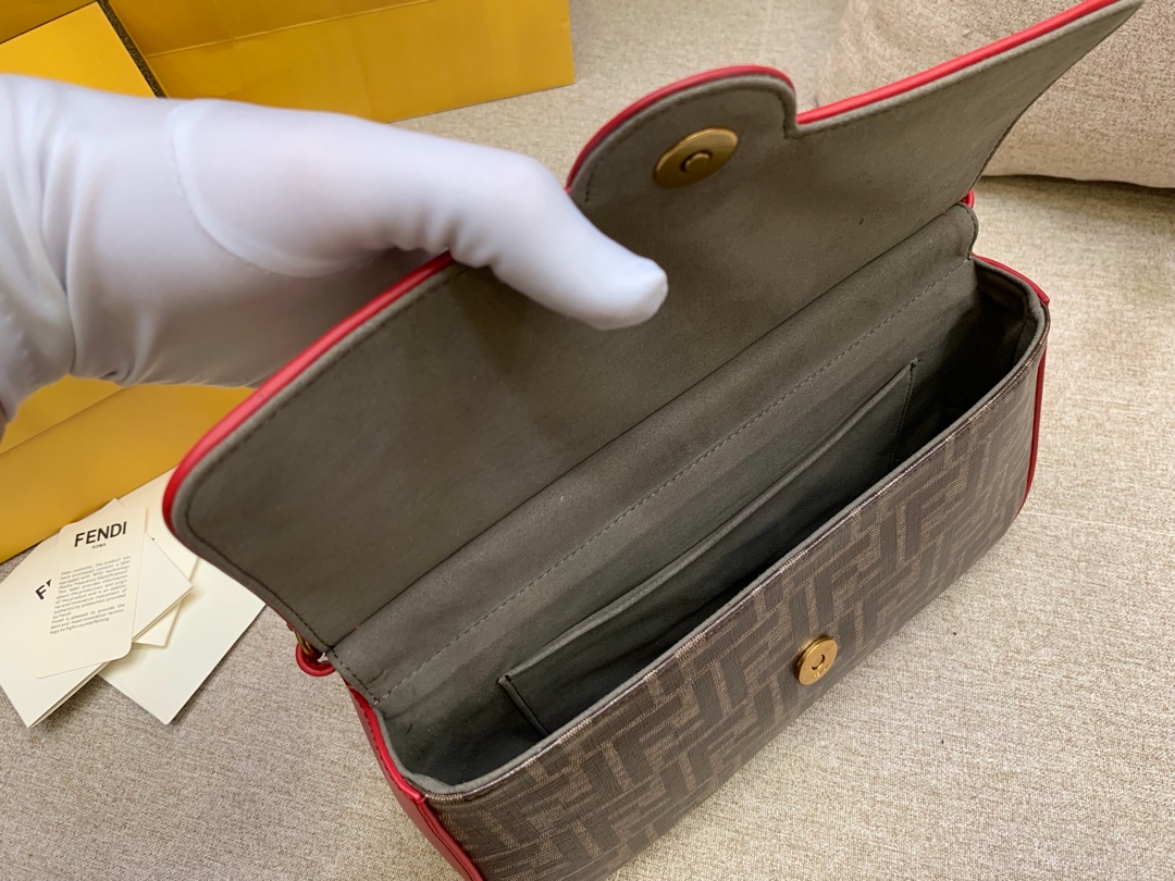 Fendi 芬迪现货 双面手提包 金属 F 图案 肩背斜跨手提 布压制对版面料 饰有棕色 FF 主题图 27x16x8cm-洋洋名品_高仿奢侈品包包 Fendi 芬迪现货 双面手提包 金属 F 图案 肩背斜跨手提 布压制对版面料 饰有棕色 FF 主题图 27x16x8cm
