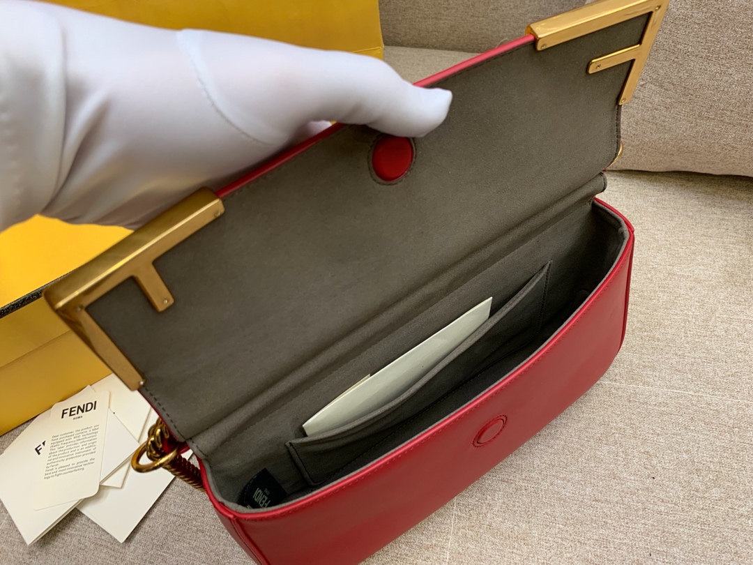 Fendi 芬迪现货 双面手提包 金属 F 图案 肩背斜跨手提 布压制对版面料 饰有棕色 FF 主题图 27x16x8cm-洋洋名品_高仿奢侈品包包 Fendi 芬迪现货 双面手提包 金属 F 图案 肩背斜跨手提 布压制对版面料 饰有棕色 FF 主题图 27x16x8cm
