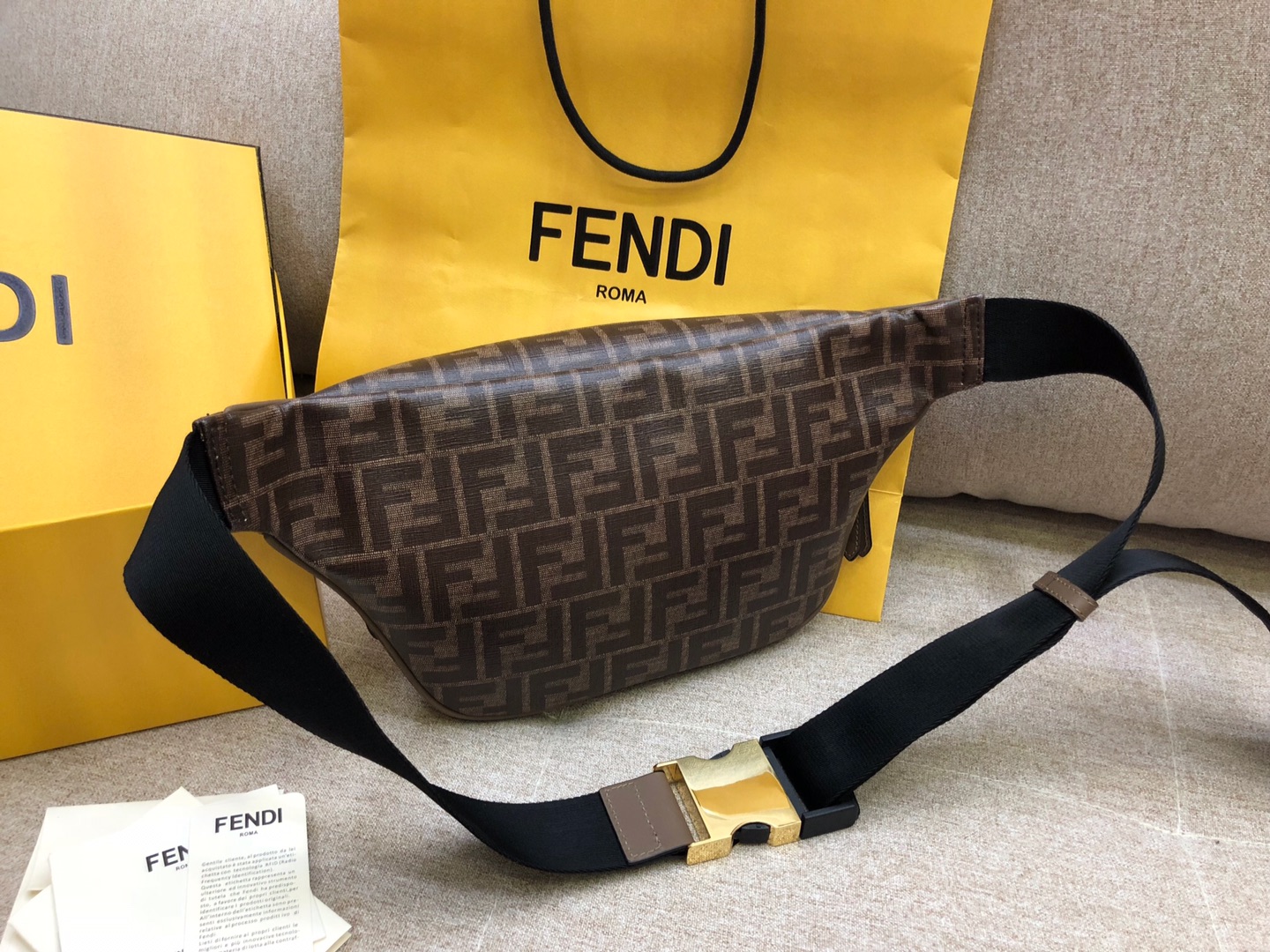 Fendi 芬迪  F家最新腰包 印有棕色印花标志图案 男女适用 30cm