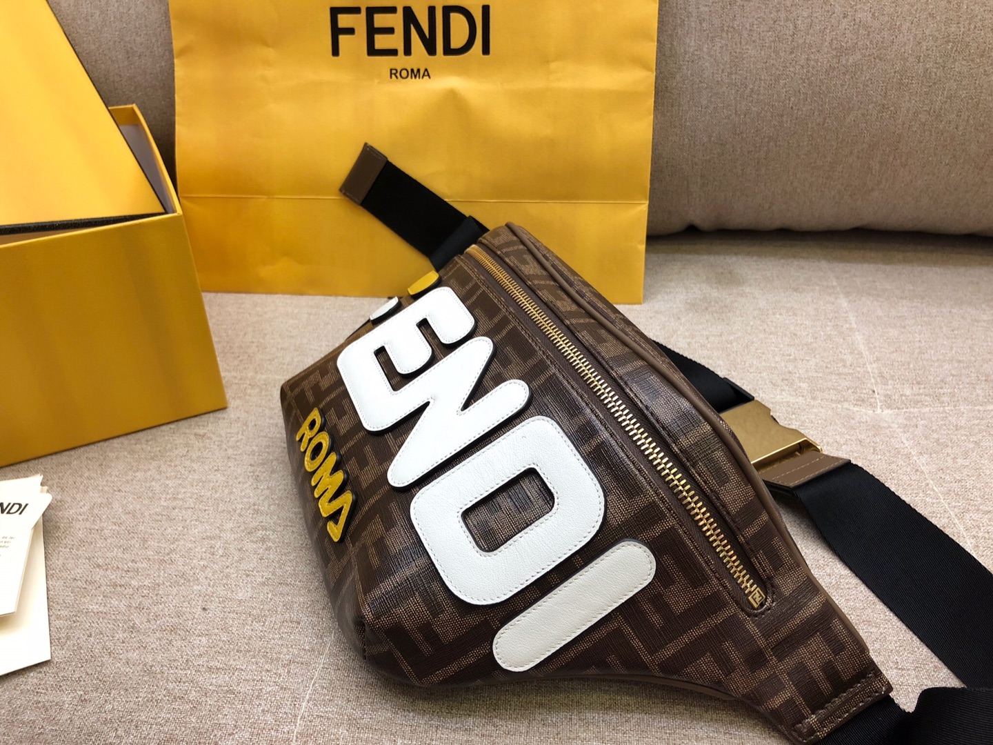 Fendi 芬迪  F家最新腰包 印有棕色印花标志图案 男女适用 30cm