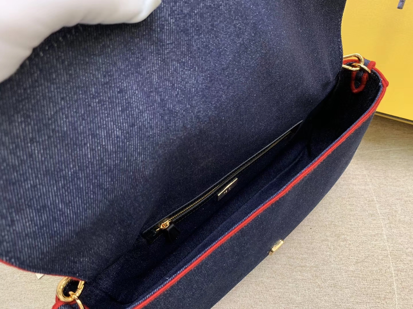 Baguette 系列 牛仔布材质 红色刺绣边缘 内衬配有拉链袋 33x18x5.5cm