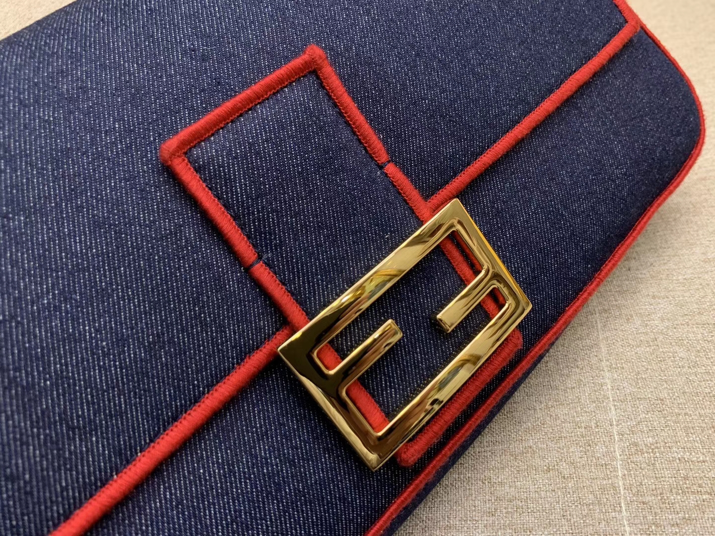 Baguette 系列 牛仔布材质 红色刺绣边缘 内衬配有拉链袋 33x18x5.5cm