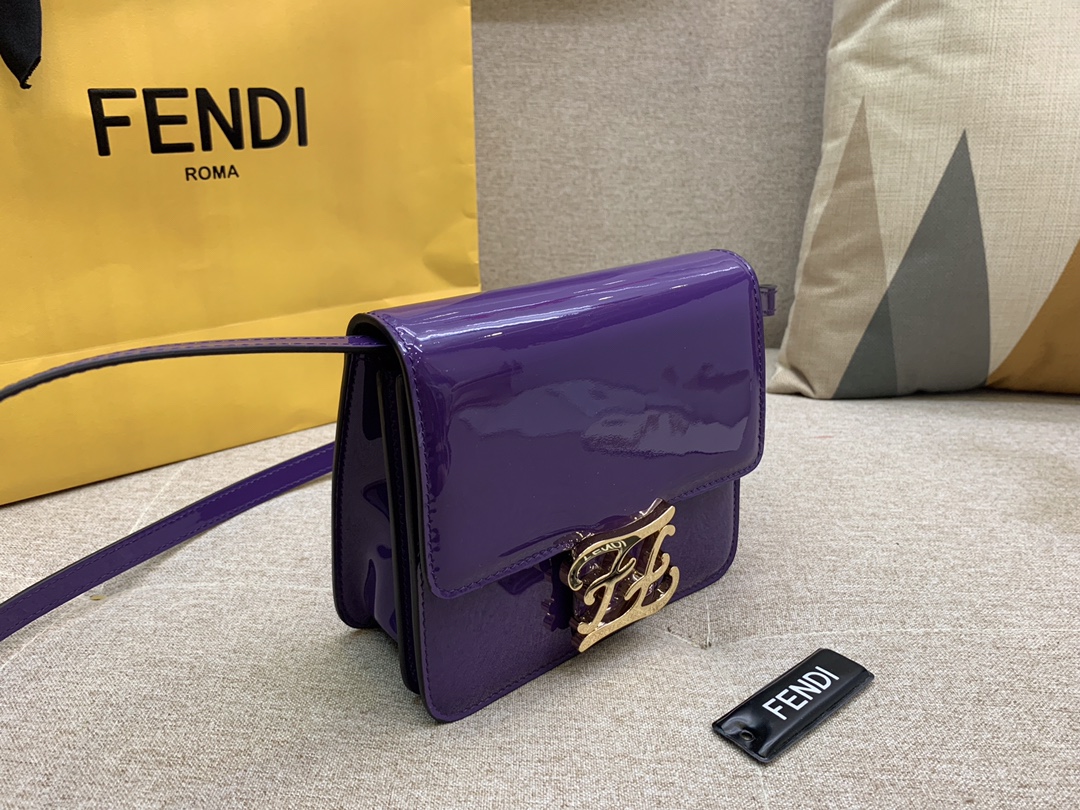 Karl Lagerfeld 最新系列 翻盖手袋 漆皮材质 17x14x6cm 紫色