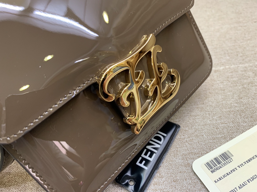 Karl Lagerfeld 最新系列 翻盖手袋 漆皮材质 17x14x6cm 褐色