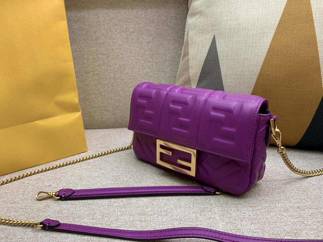 Fendi 芬迪 小号19cm Baguette 经典包款  FF凸纹 紫色