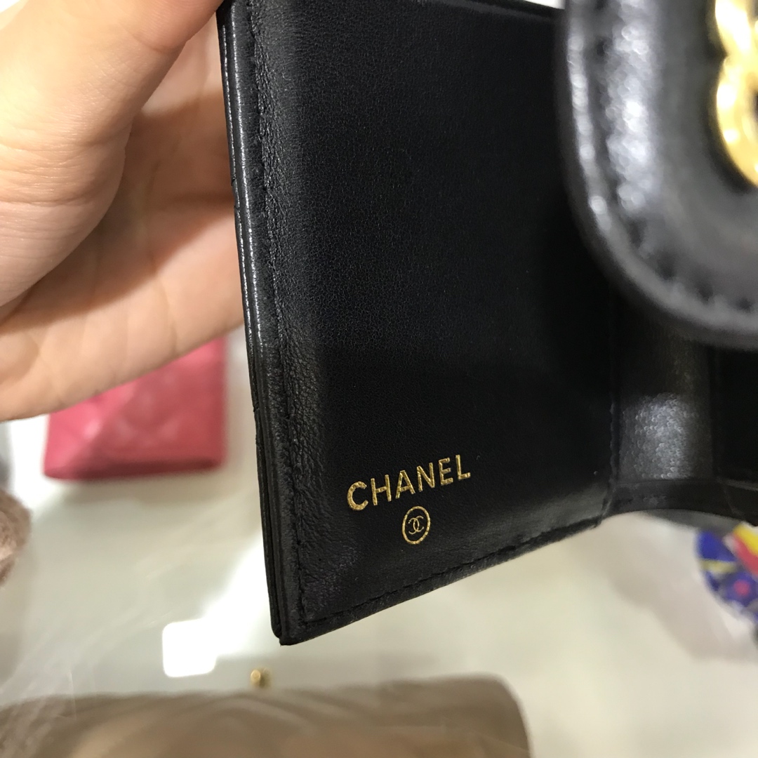 Chanel 香奈儿《三折小钱包》 进口小羊皮～黑色金扣～有少量现货