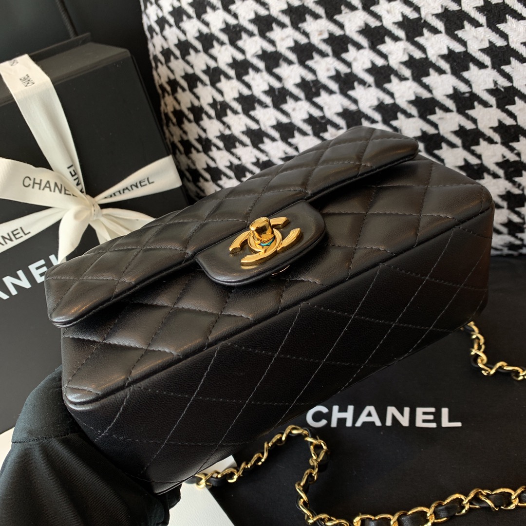 Chanel 香奈儿 【真品级】原厂《Classic Flap》代购版本20cm～原厂小羊皮～黑色～金扣