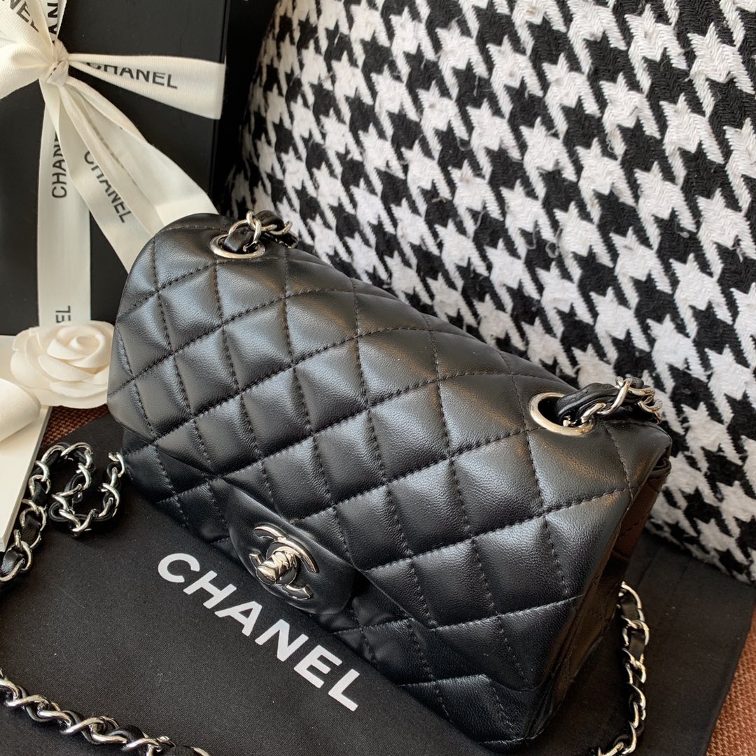 Chanel 香奈儿 【真品级】原厂《Classic Flap》代购版本20cm～原厂小羊皮～黑色～银扣