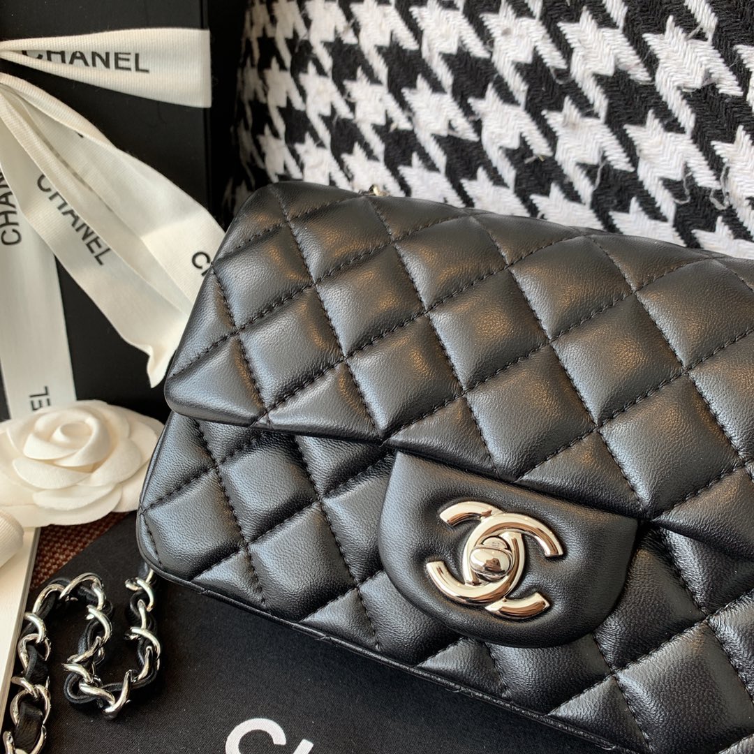 Chanel 香奈儿 【真品级】原厂《Classic Flap》代购版本20cm～原厂小羊皮～黑色～银扣
